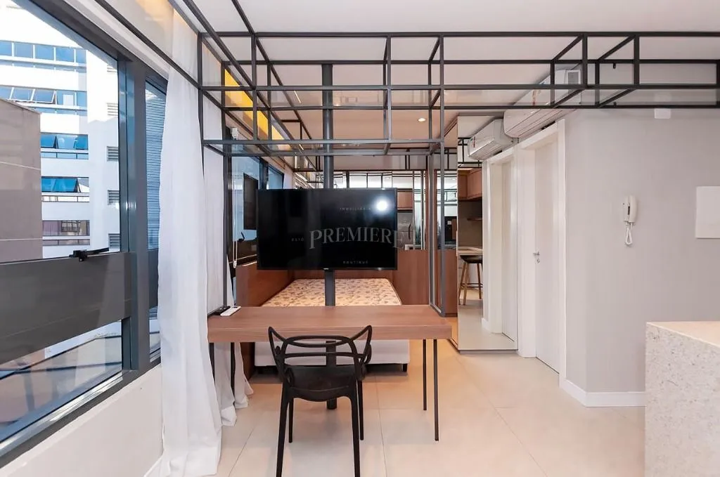 Furnished 1-bedroom apartment with floor-to-ceiling windows — photo 2