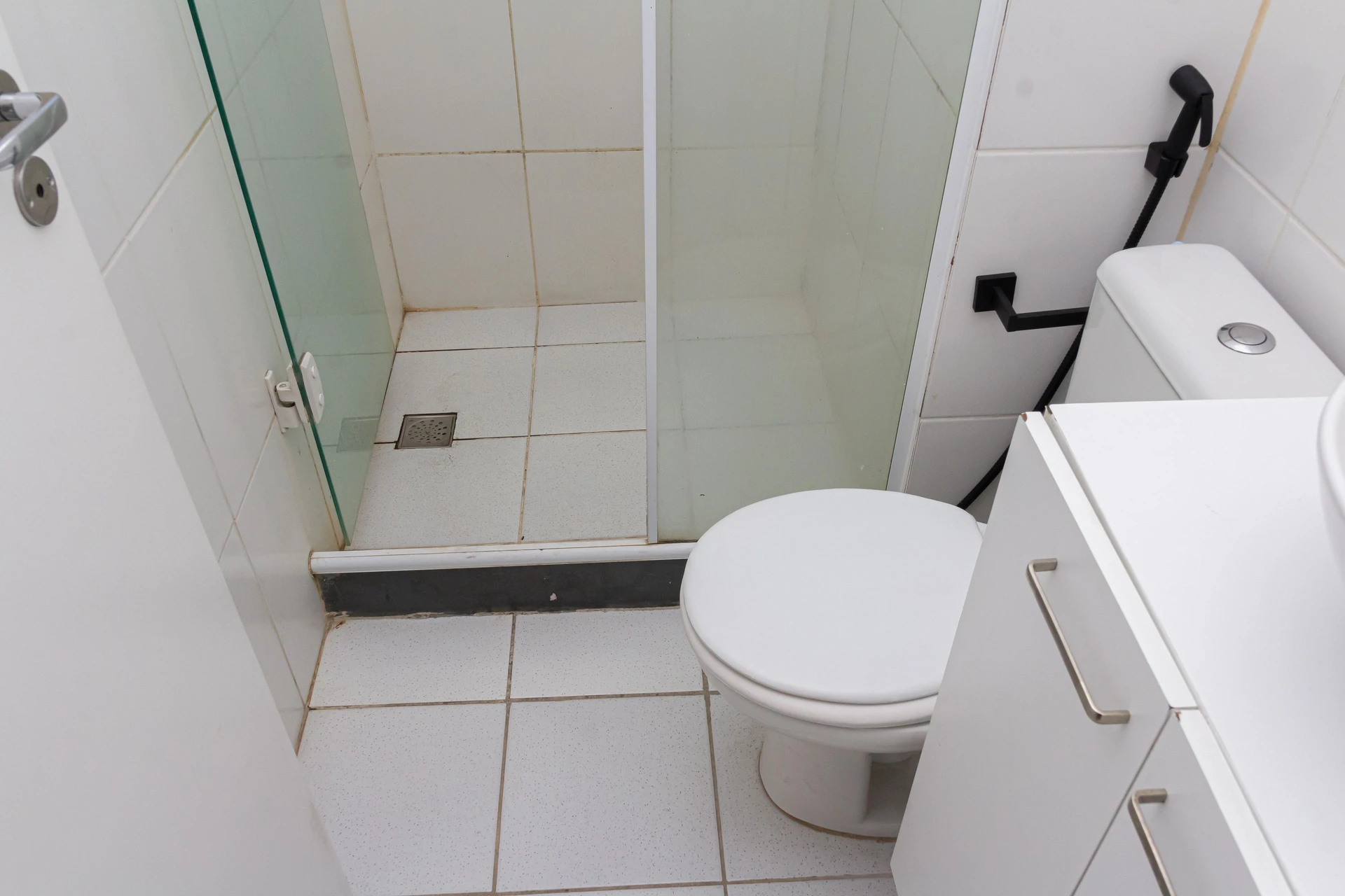 2-bedroom apartment in a building with a pool — photo 28