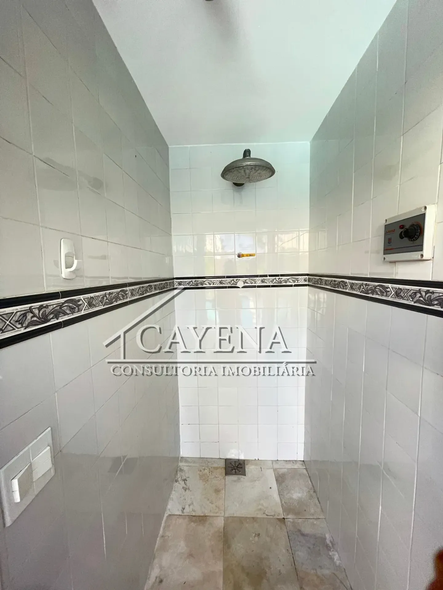 4 quartos e banheira: casa de 650 m² — photo 2