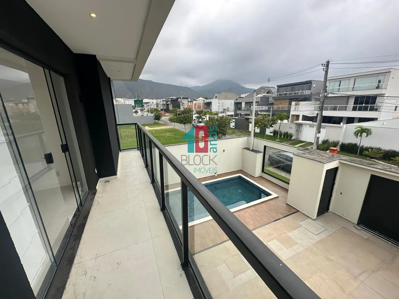 Condominium house with 5 en-suites and open-plan kitchen — photo 19
