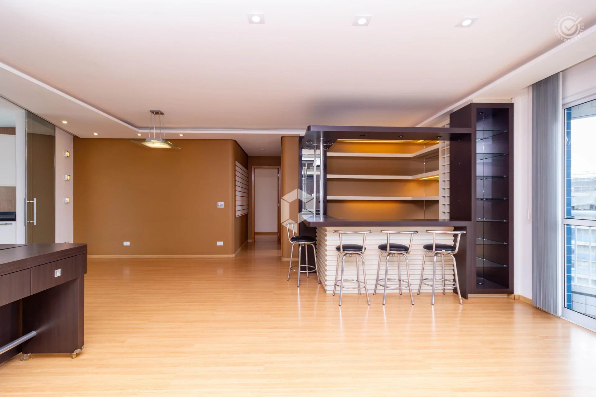 Bathtub in a 3-bedroom apartment, 180 m² — photo 13