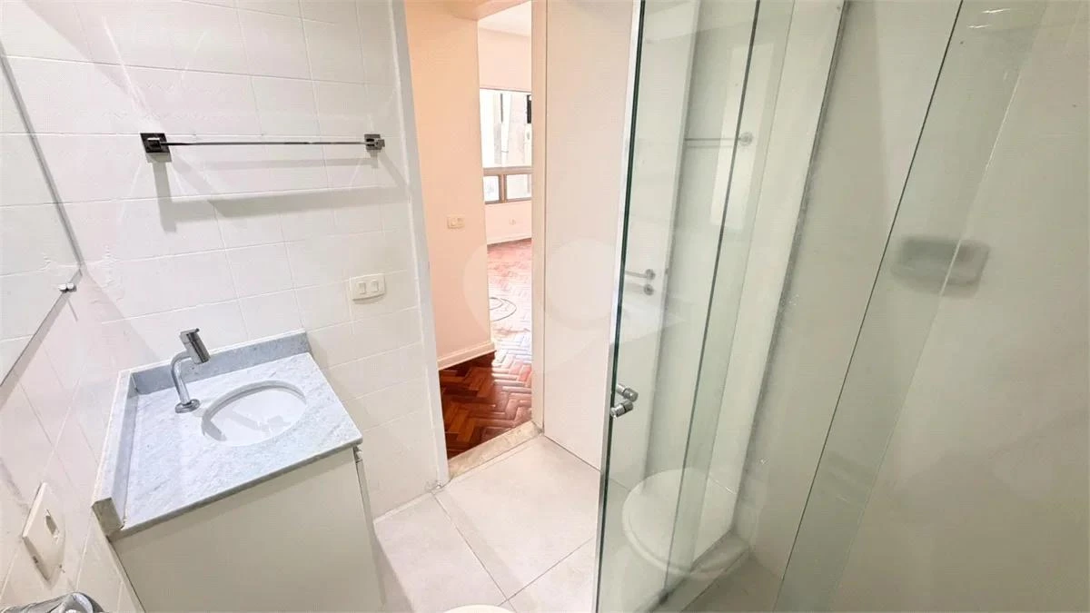 Wood or laminate floors in a 3-bedroom apartment, 91 m² — photo 27