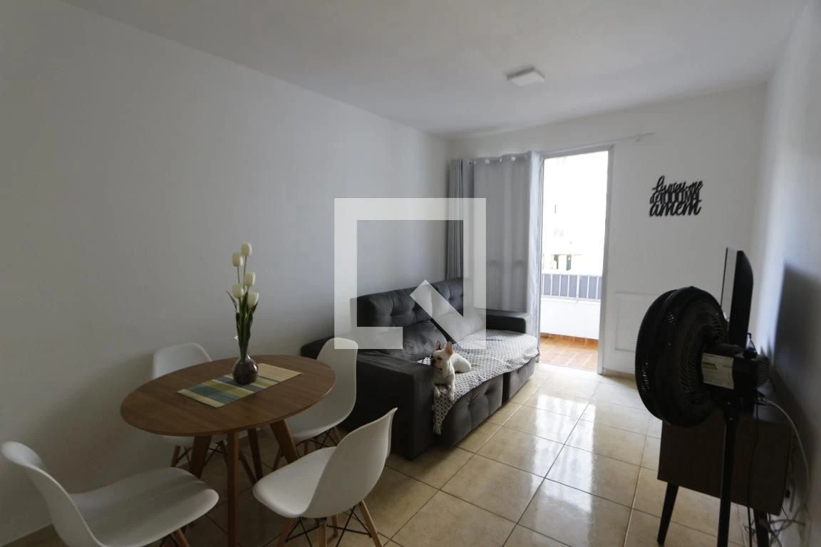 Apartamento mobiliado de 2 quartos em condomínio com piscina
