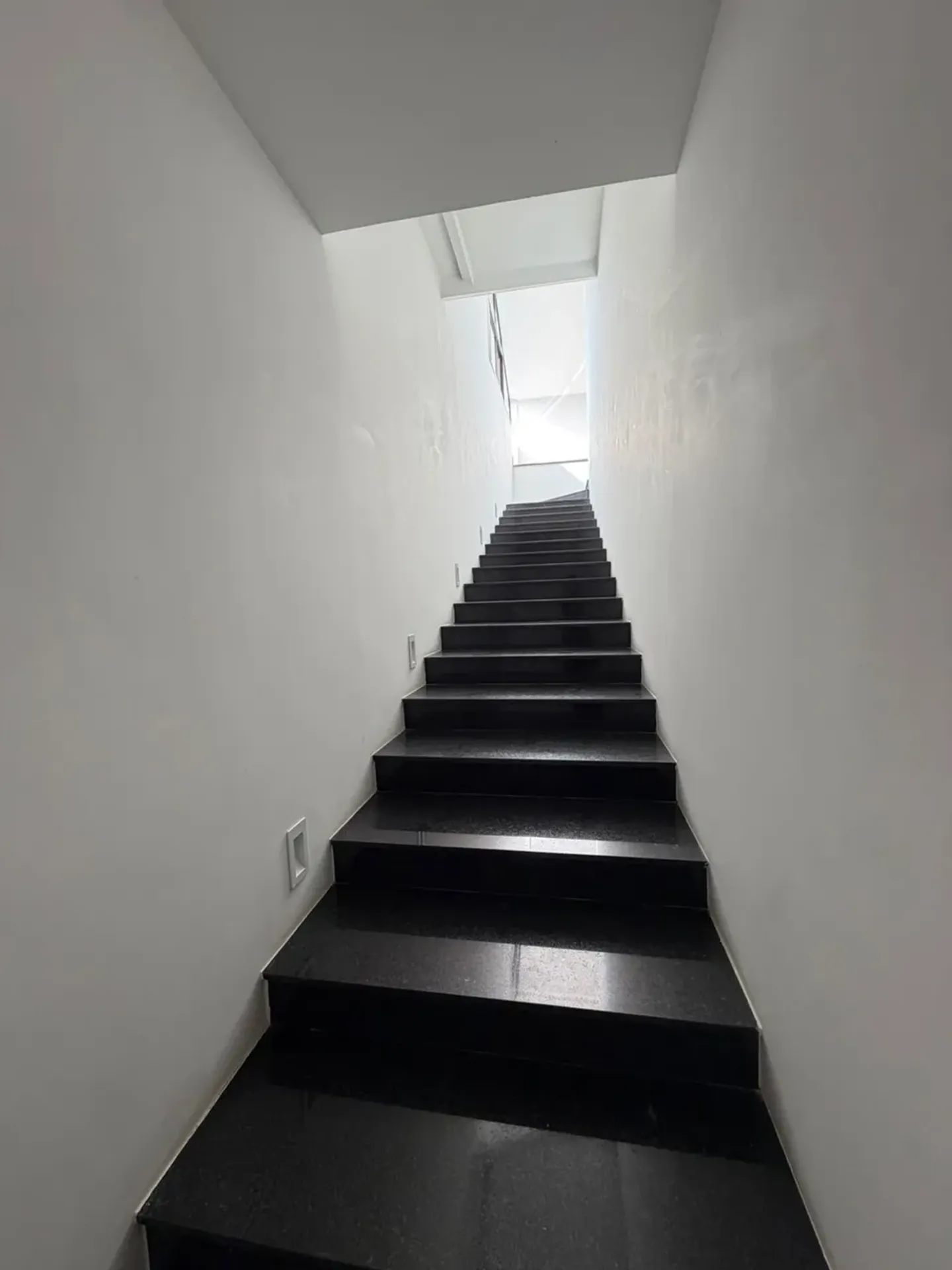Casa com cozinha americana, 4 quartos e 5 banheiros, 980 m² — photo 31