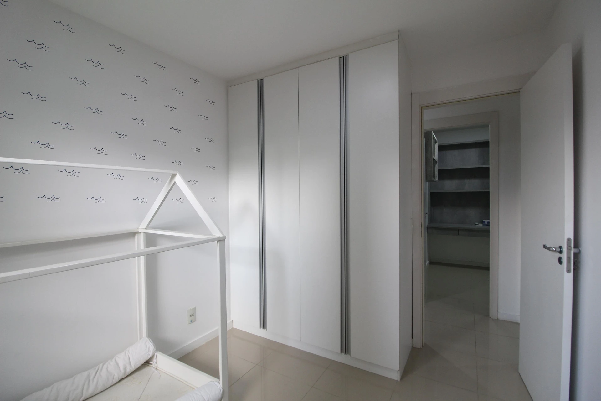 Walk-in closet in a 3-bedroom apartment, 120 m² — photo 4