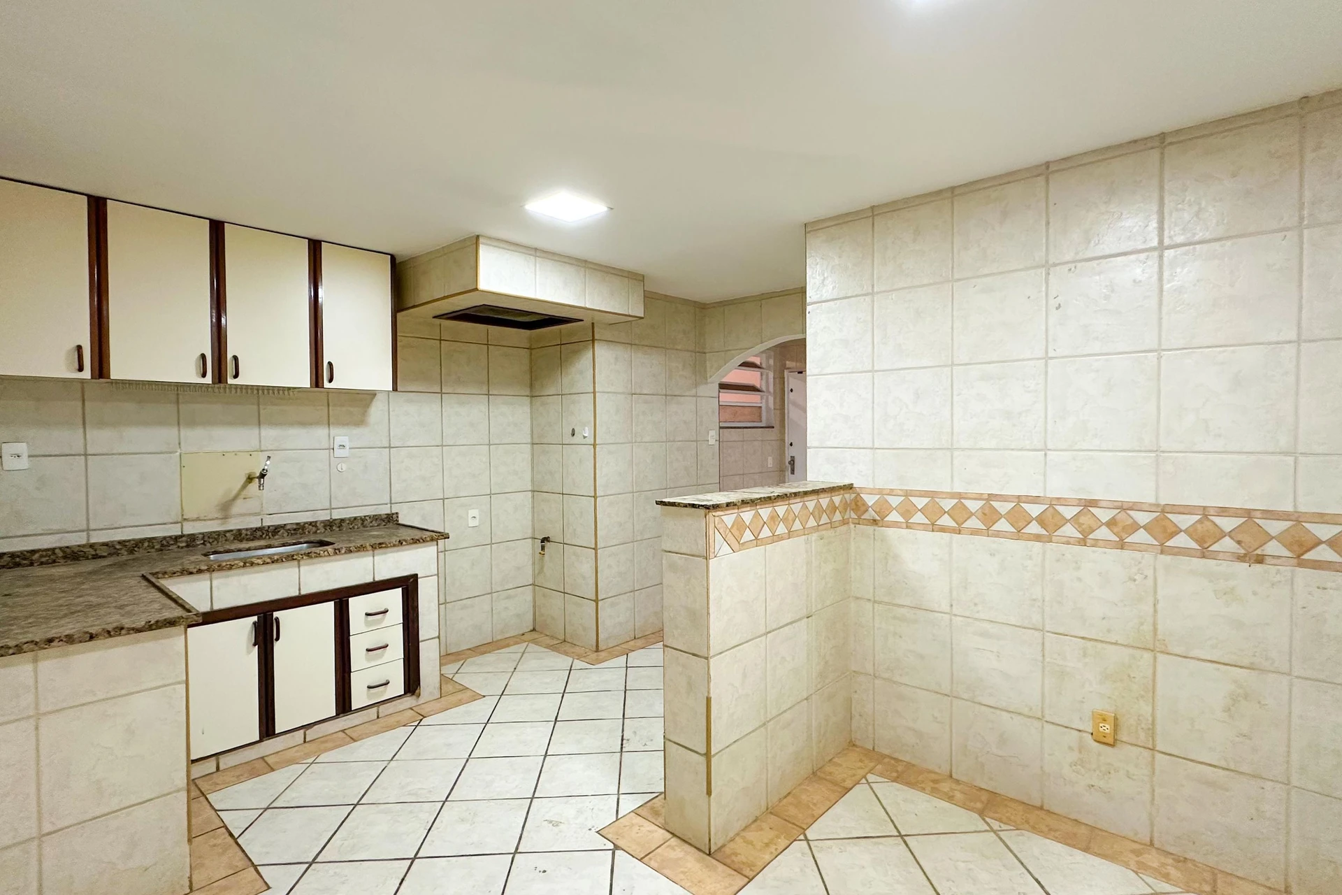 Unfurnished apartment with 3 bedrooms and 4 bathrooms — photo 2