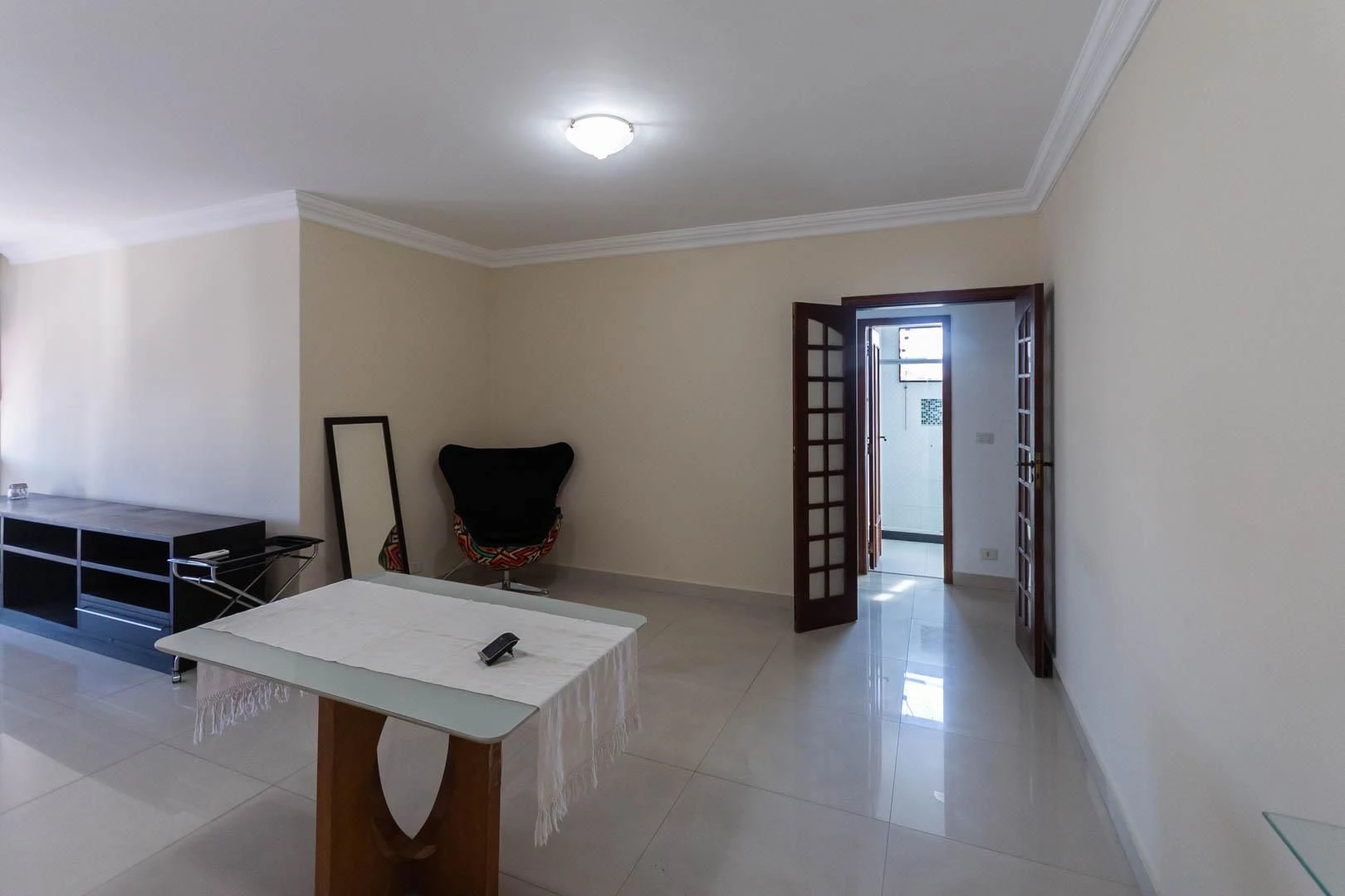 Balcony with a grill in a 3-bedroom apartment, 135 m² — photo 11