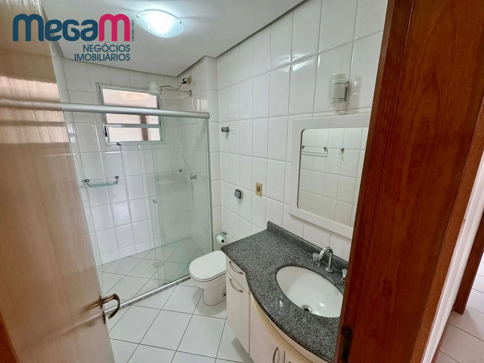 Bathtub in a 4-bedroom apartment, 132 m² — photo 9