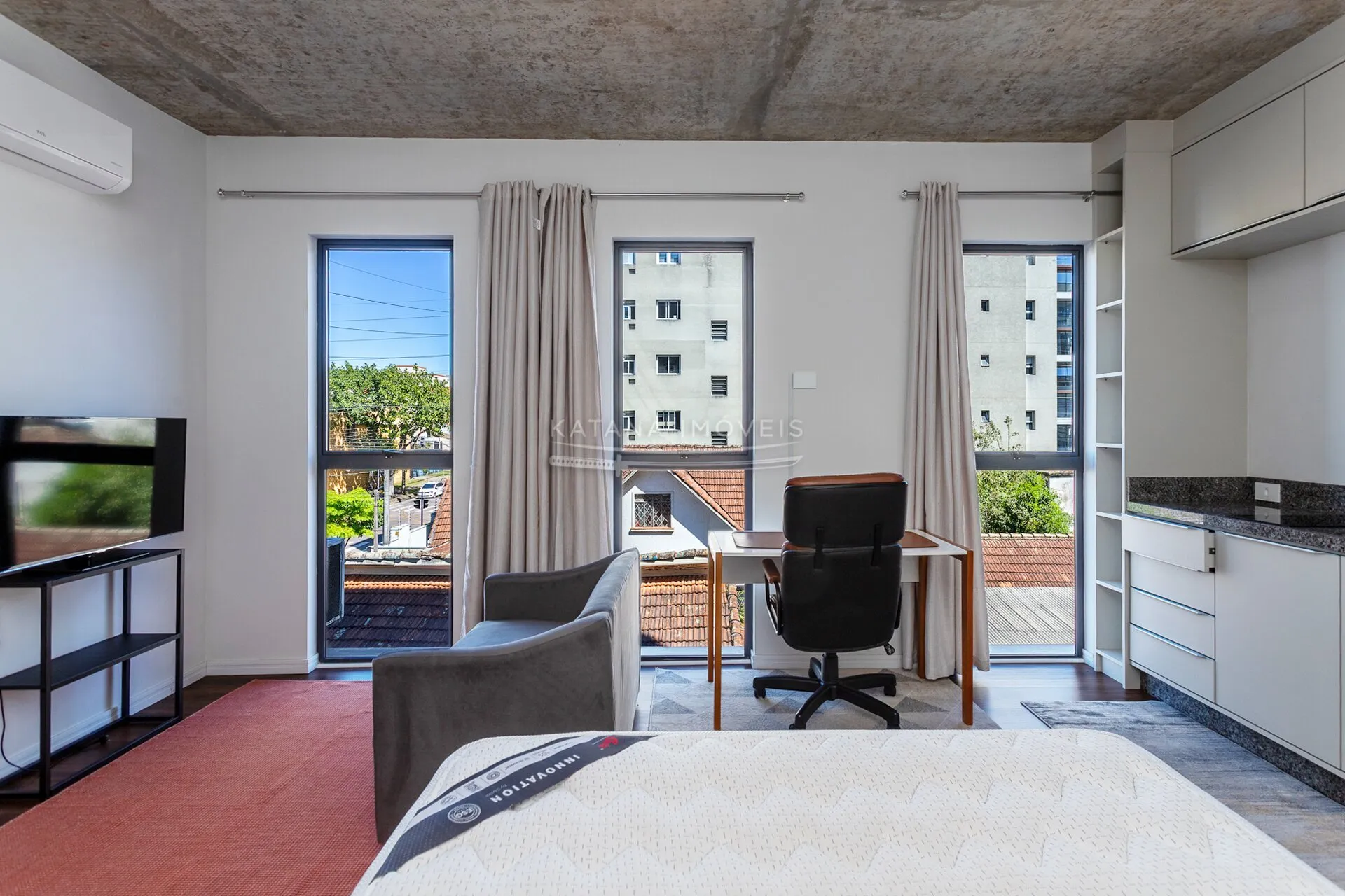 Furnished 32 m² studio with a work desk corner