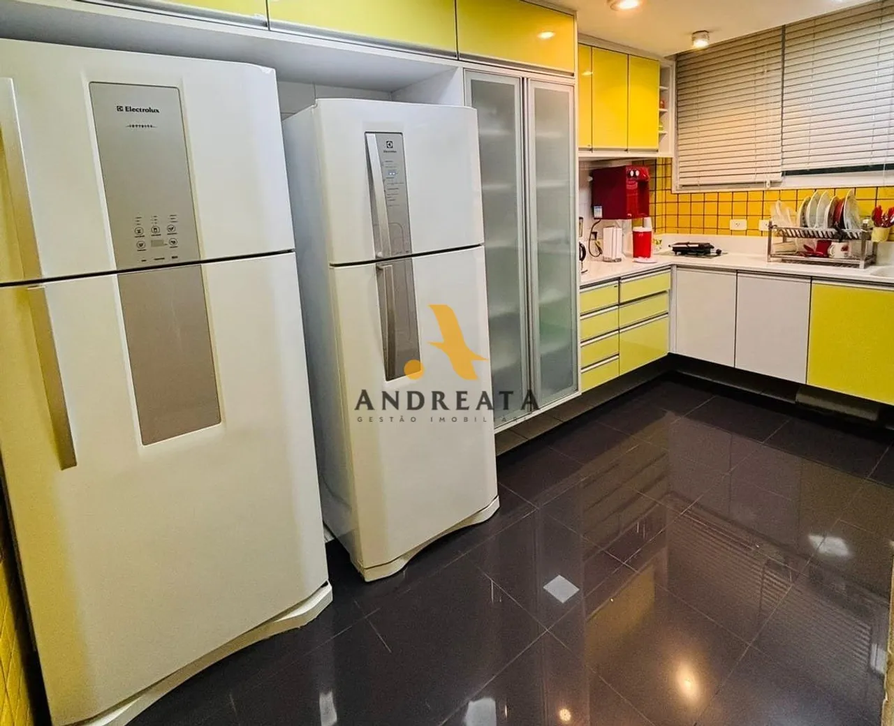 House with 5 bedrooms and 5 bathrooms, 471 m², 4 parking spaces — photo 3