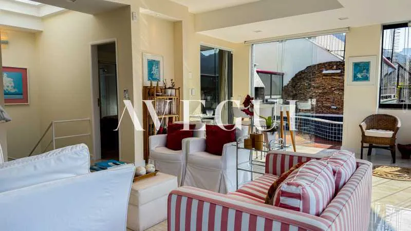 4-bedroom apartment in a building with a pool — photo 3