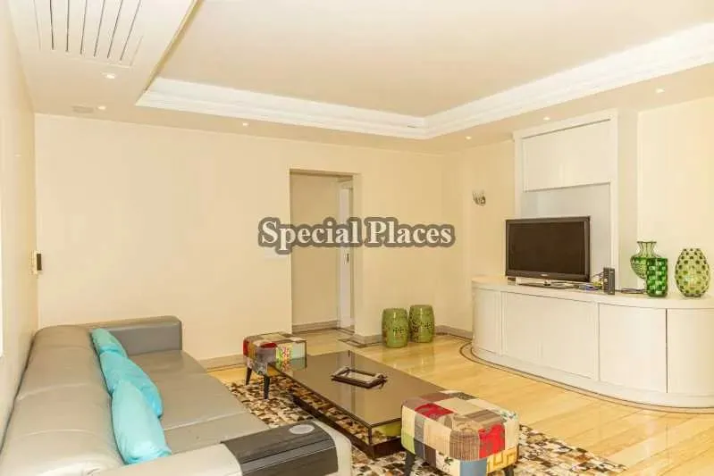 Furnished home with 5 bedrooms and 5 parking spaces — photo 3