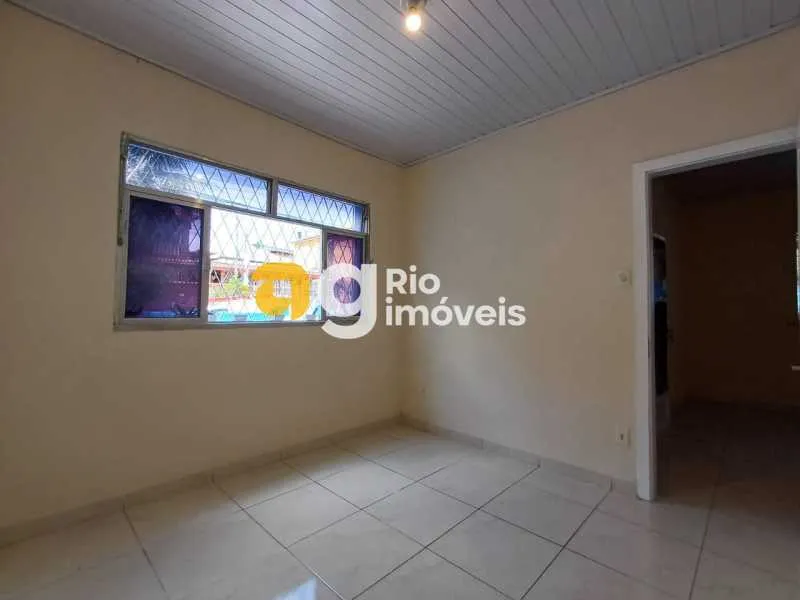 Casa de rua com 3 quartos, 2 banheiros e 100 m² — photo 2
