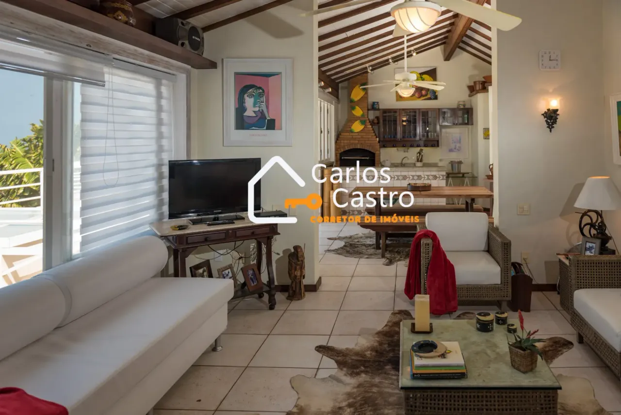 Furnished house, 640 m², with a glass-enclosed balcony
