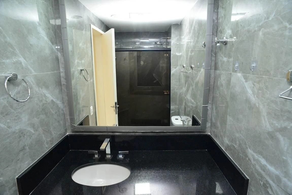 Rental apartment with 2 bedrooms and a glass balcony — photo 20