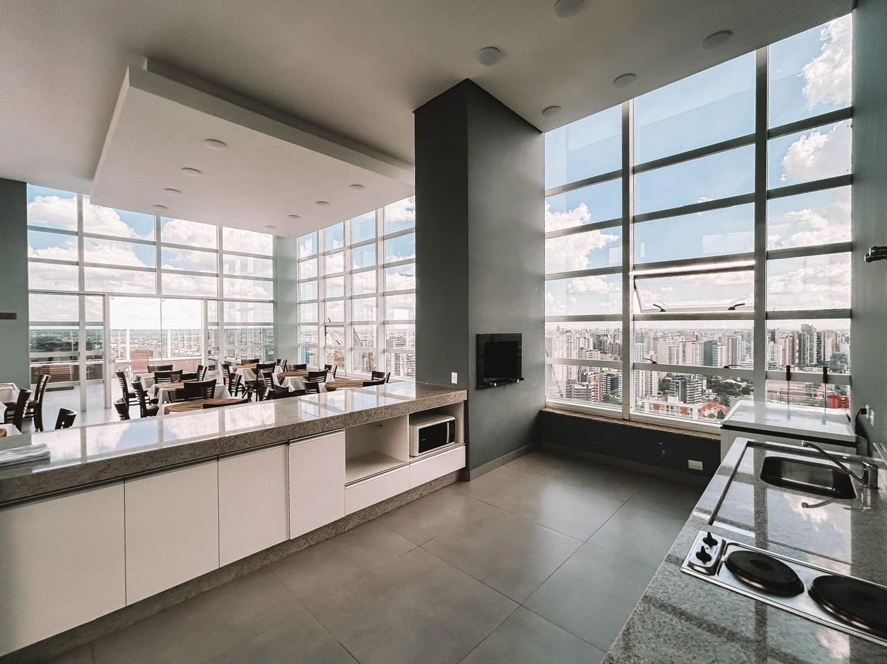 65 m² apartment with a bathtub and floor-to-ceiling windows — photo 5