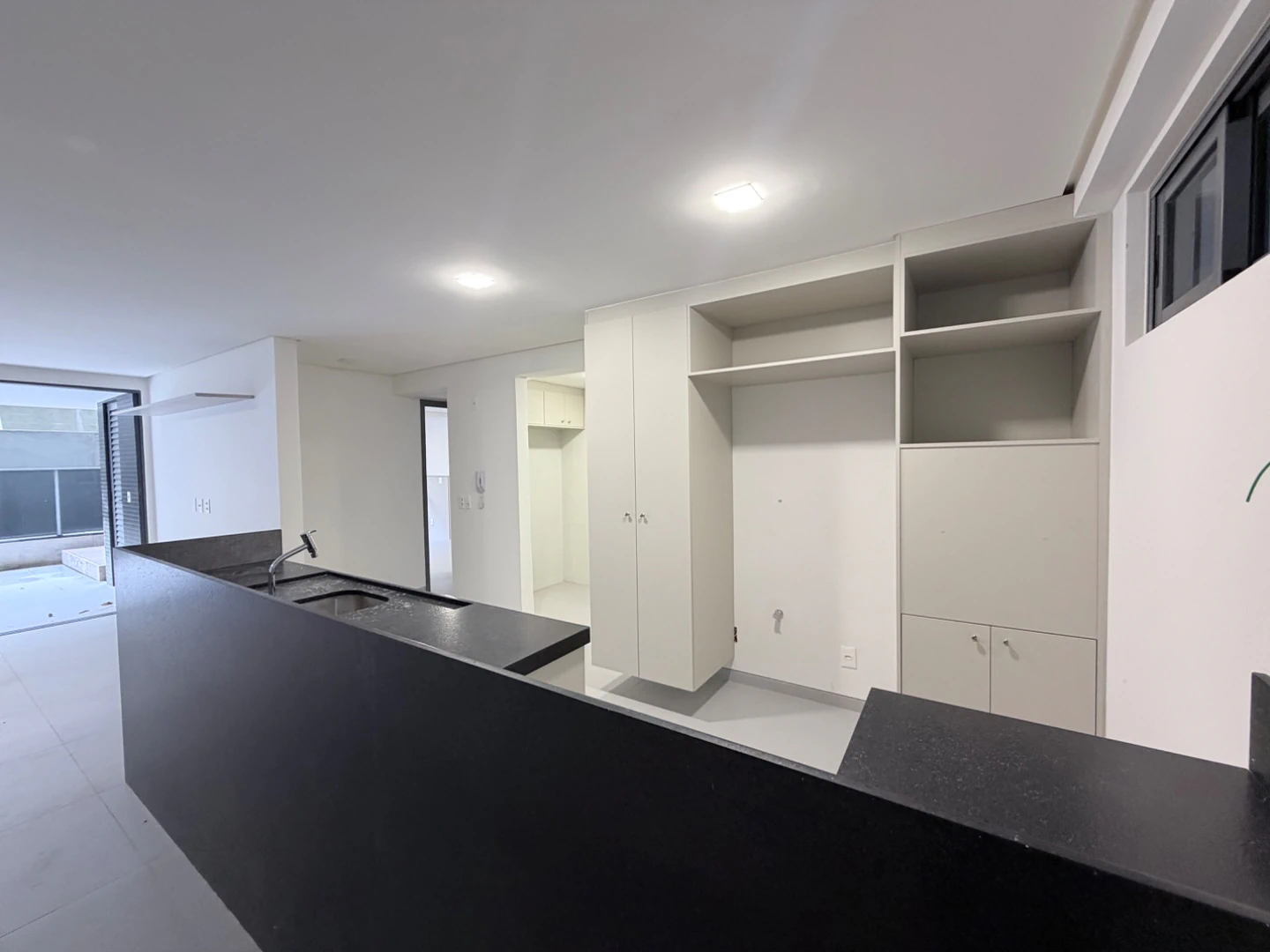 Квартира 155 м² з 3 спальнями-суїтами та кухнею з газом