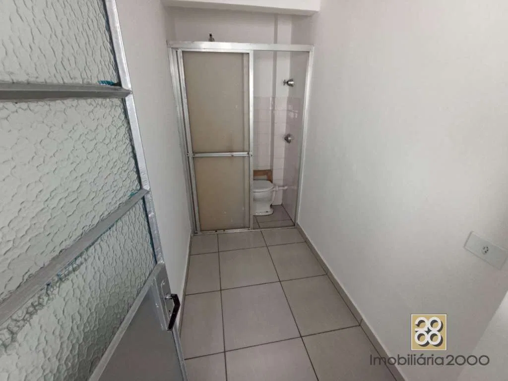 3-bedroom apartment with wood or laminate floors — photo 21