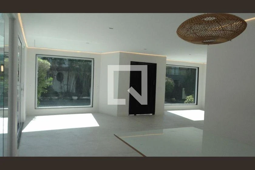 House, 384 m², with floor-to-ceiling windows
