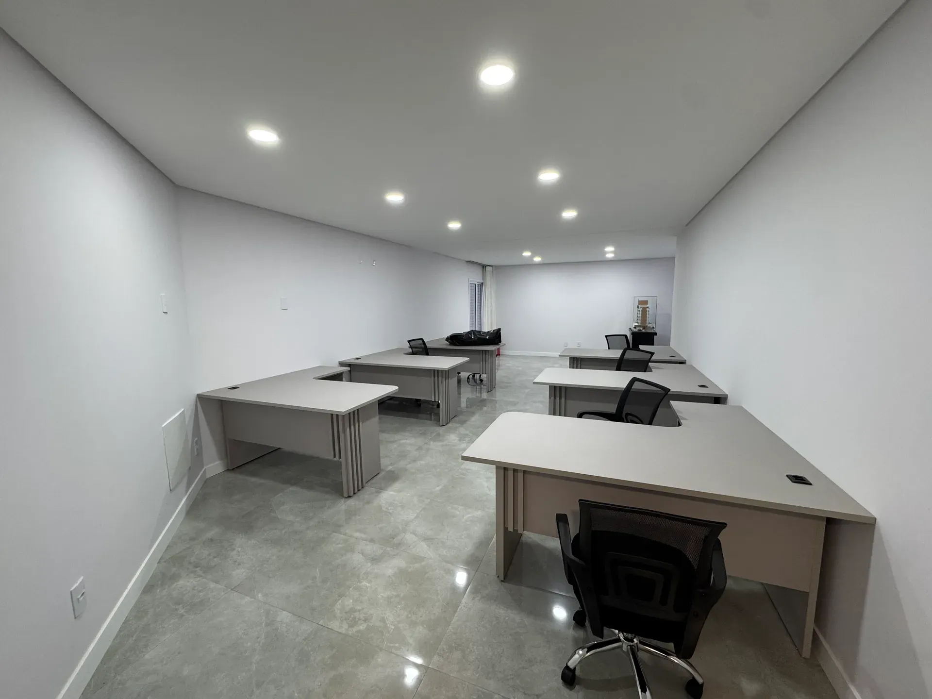 Furnished 2-bedroom apartment with open-plan kitchen — photo 26