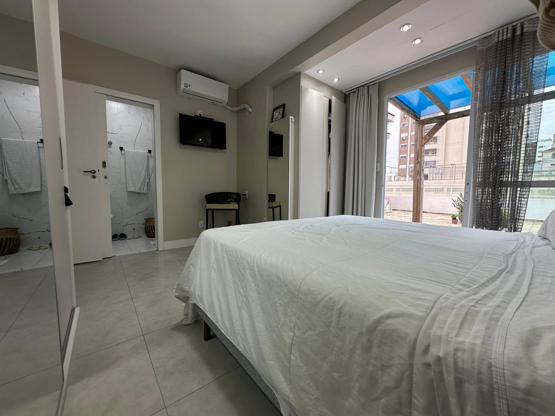 Furnished apartment, 429 m², with floor-to-ceiling windows — photo 7