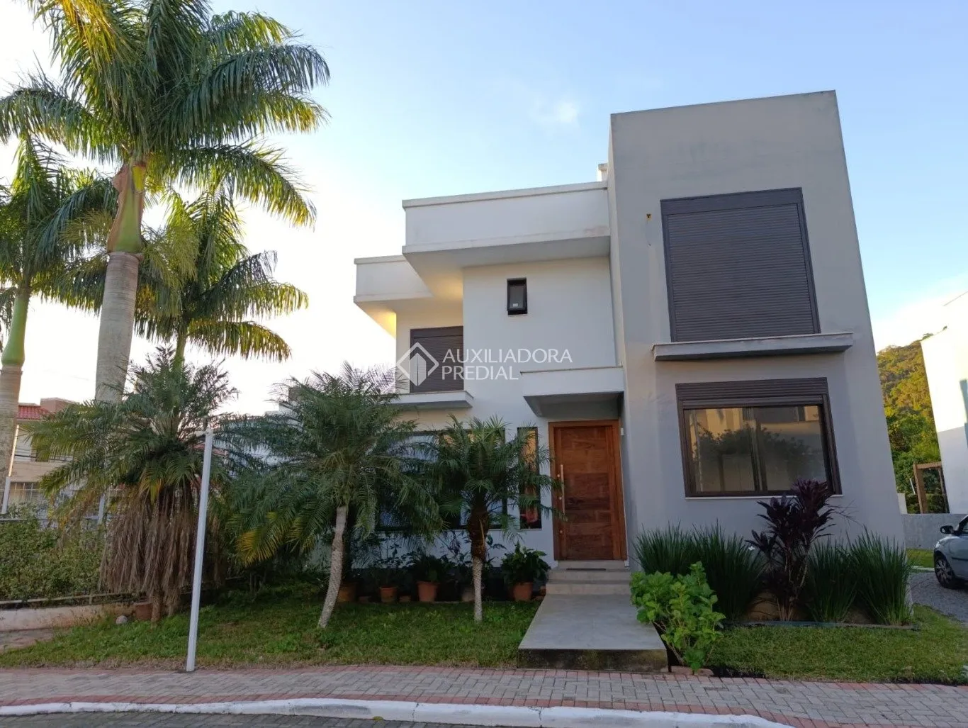 Furnished 4-suite house with a gas open-plan kitchen