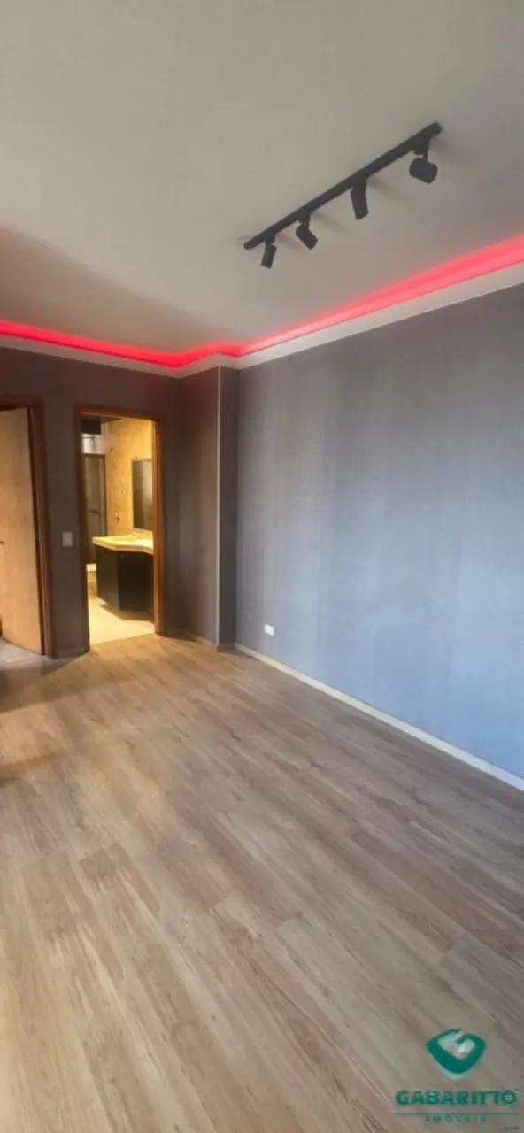 Wood or laminate floors in a one-bedroom apartment, 49 m²