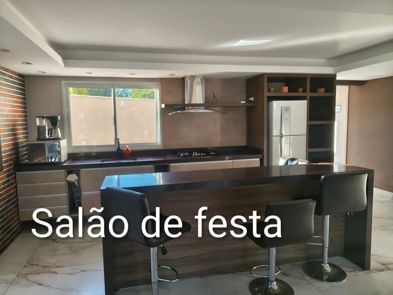 Balcony with a grill in a 2-bedroom apartment, 70 m² — photo 2