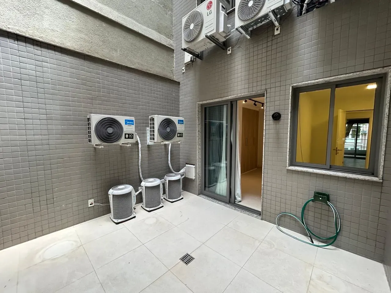 4-bedroom apartment in a building with a sauna — photo 29