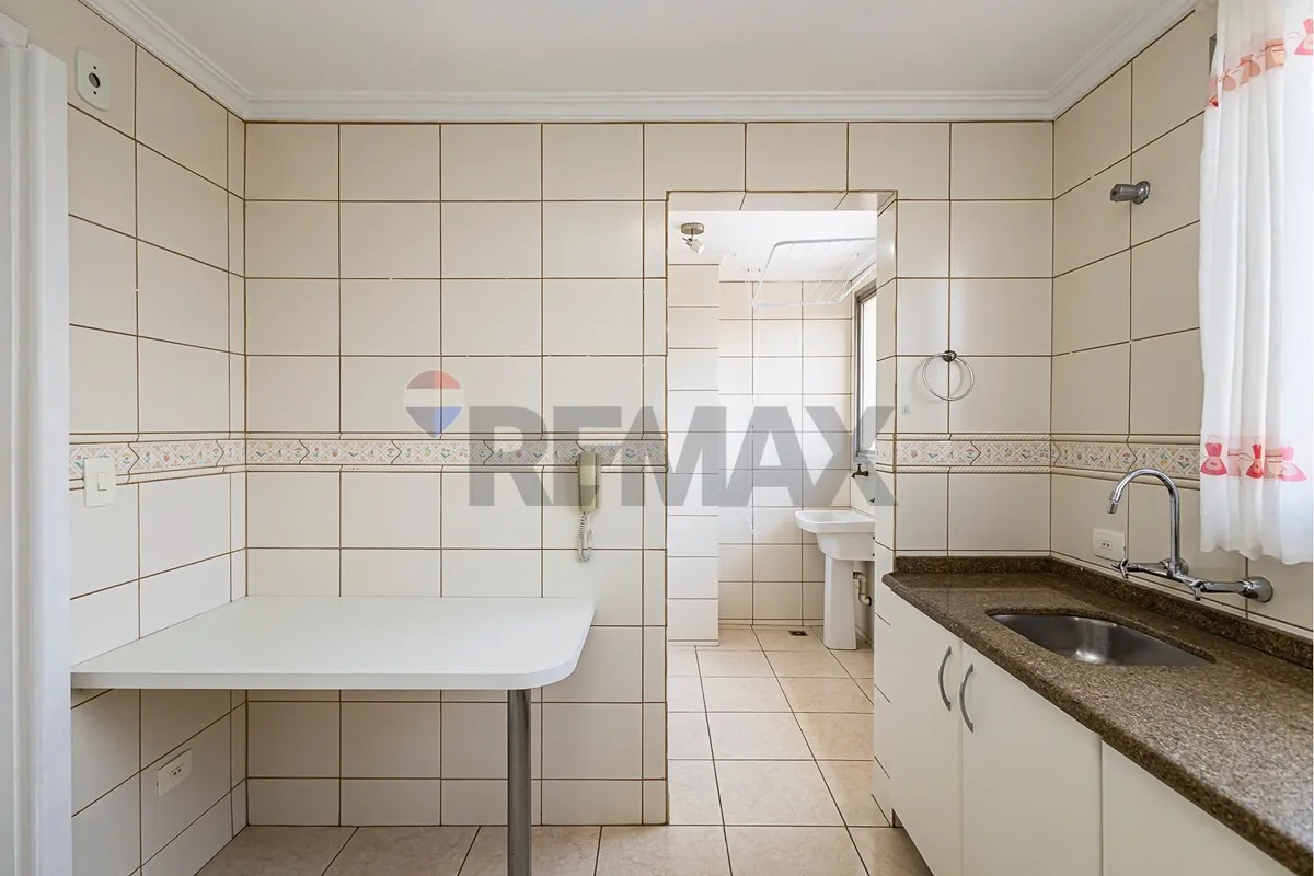 Wood or laminate floors in a 2-bedroom apartment, 70 m² — photo 23