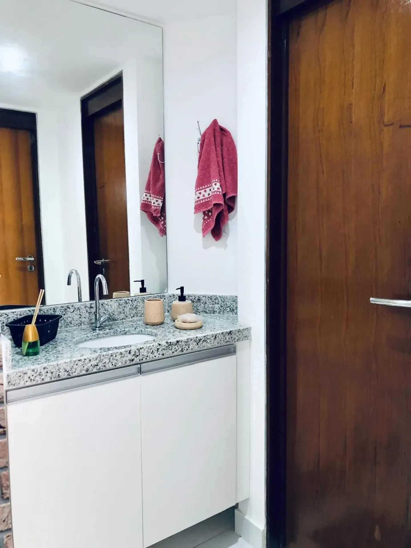 Furnished 1-bedroom apartment with private BBQ — photo 4