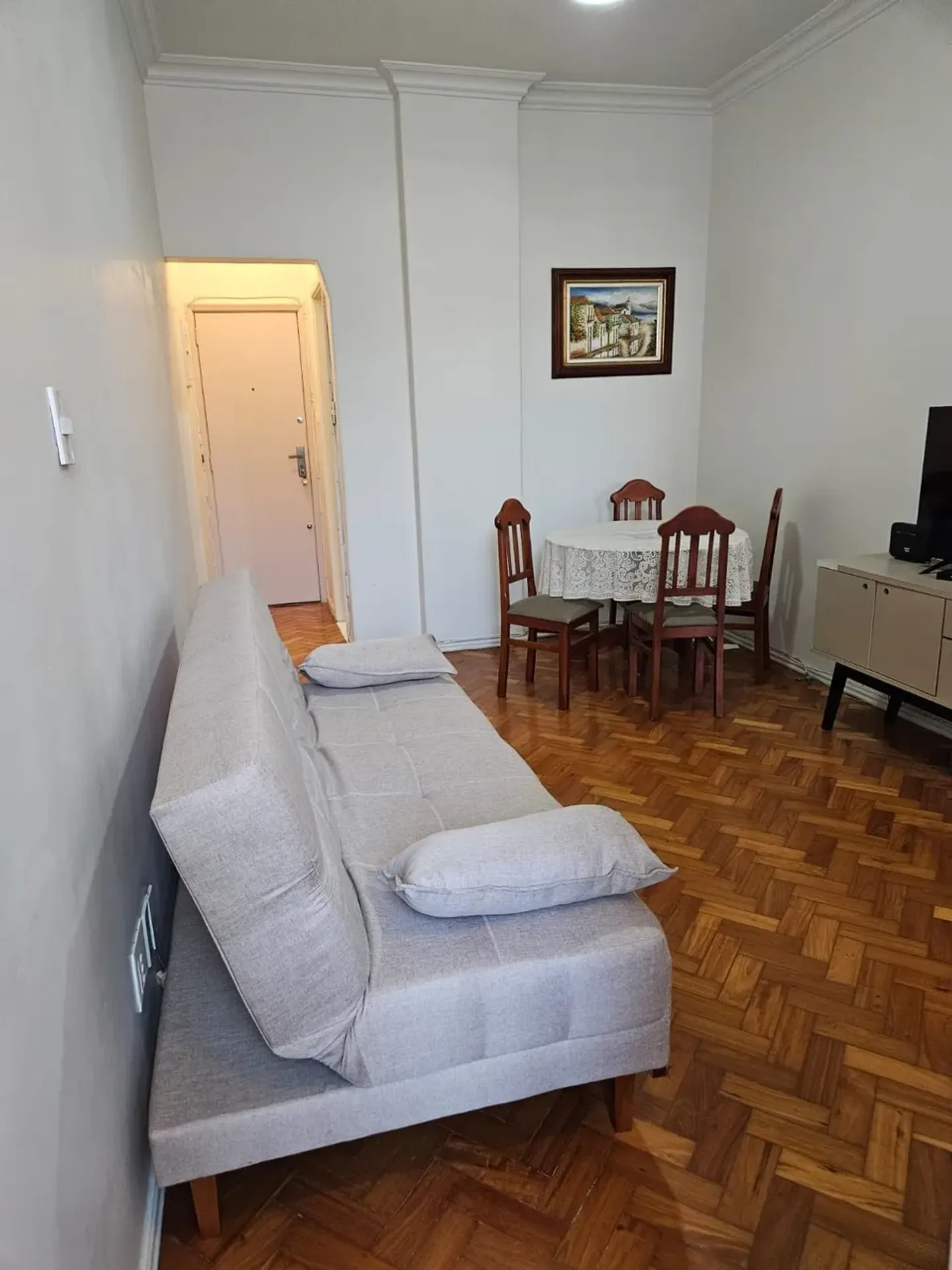 Apartment on the 6th floor with wood or laminate floors