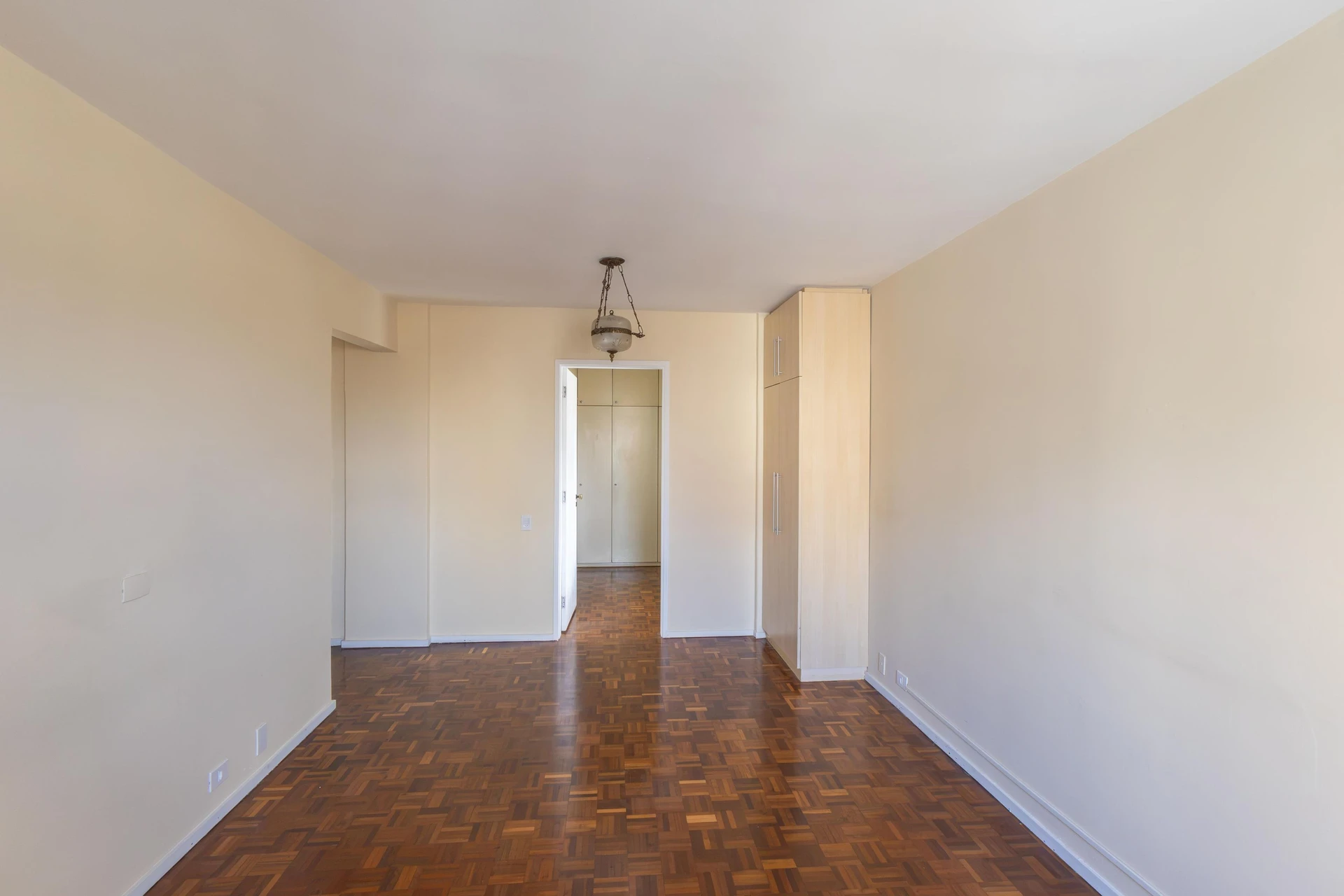 Furnished apartment, 283 m², with a glass-enclosed balcony — photo 14