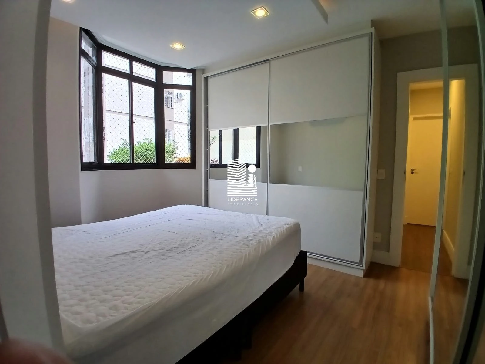 Apartamento com piso de madeira ou laminado, Centro — photo 18