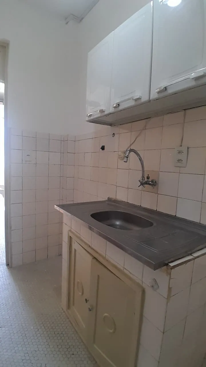 Unfurnished 1-bedroom apartment with glass shower and electric showerheads — photo 2
