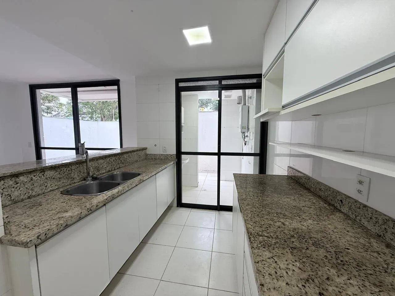 Casa com janelas do piso ao teto, Recreio dos Bandeirantes — photo 7