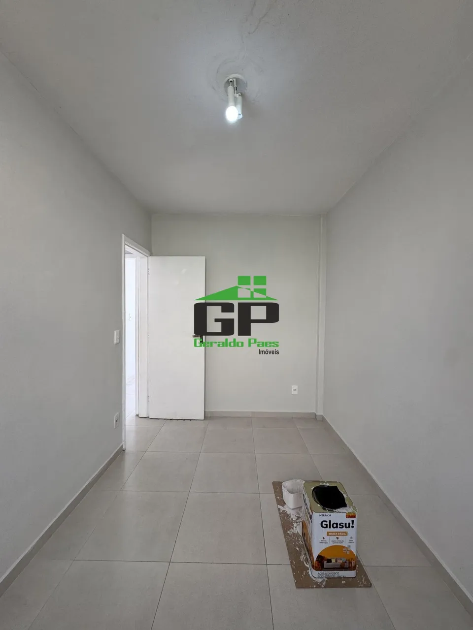 Apartment with 2 bedrooms and a laundry area — photo 2