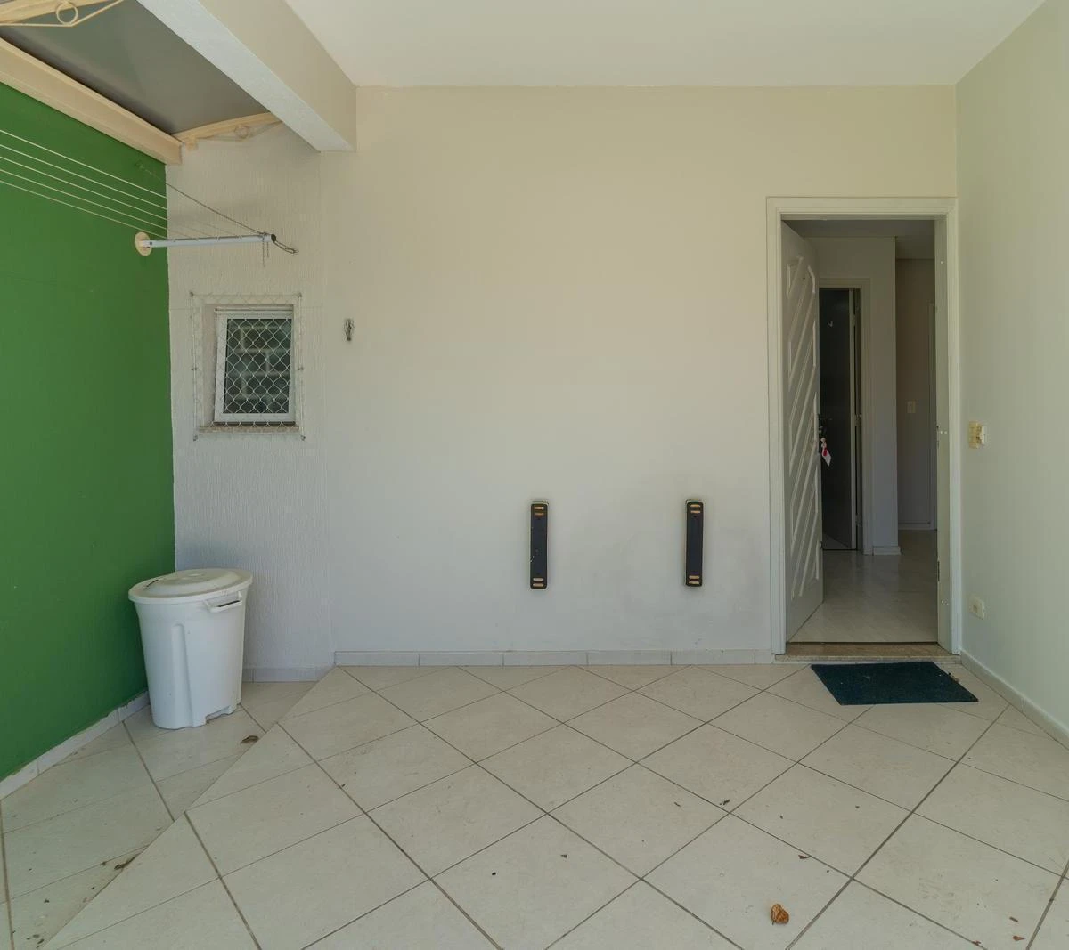 Walk-in closet in a 3-bedroom house, 140 m² — photo 18