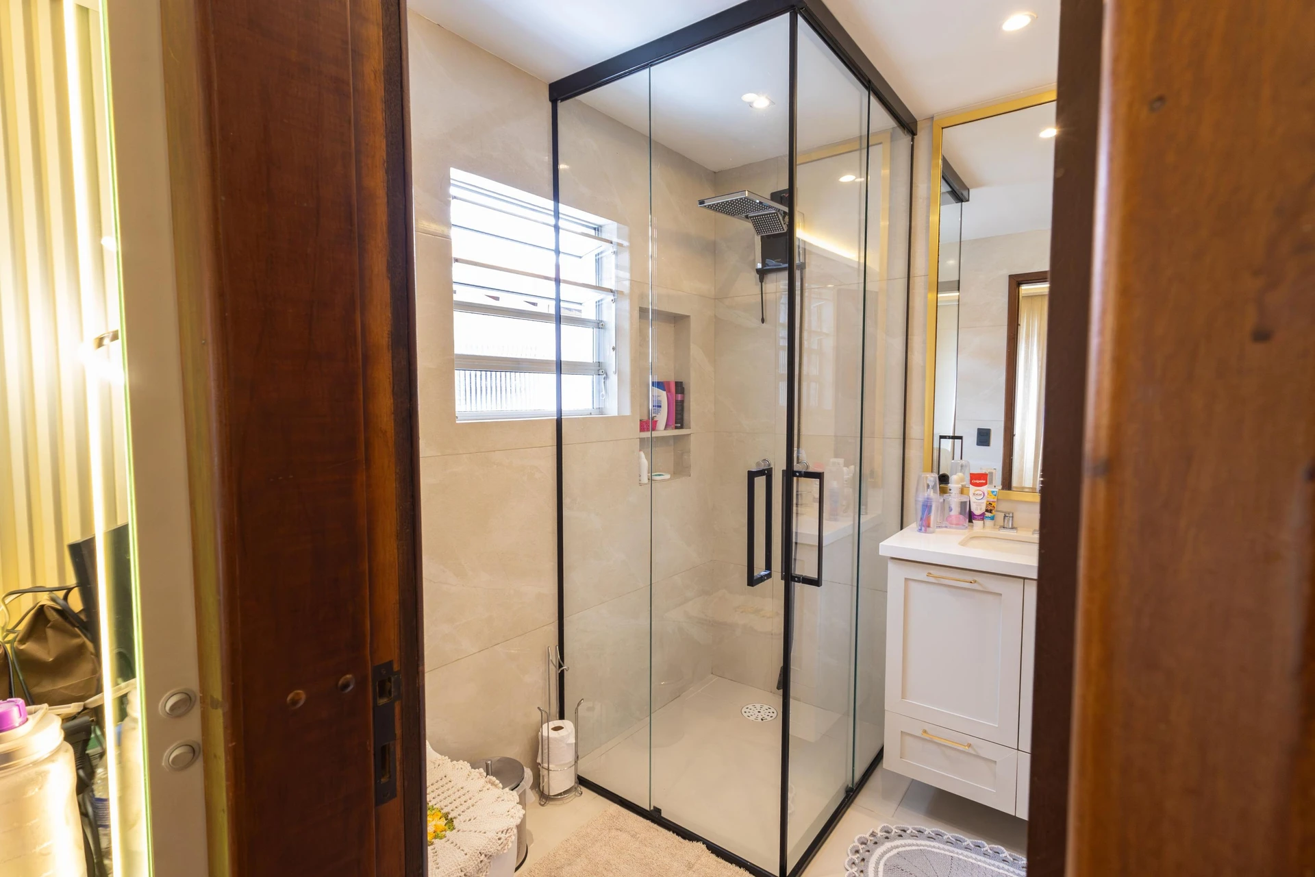 Bathtub in a 3-bedroom house, 180 m² — photo 50
