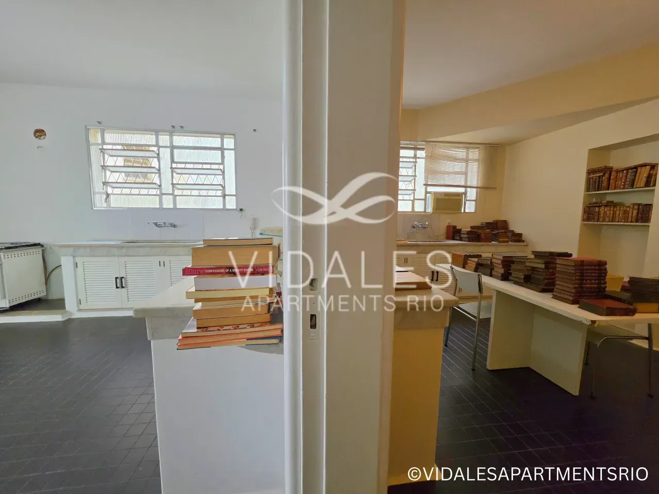 Unfurnished 4-bedroom apartment with a glassed-in balcony — photo 16