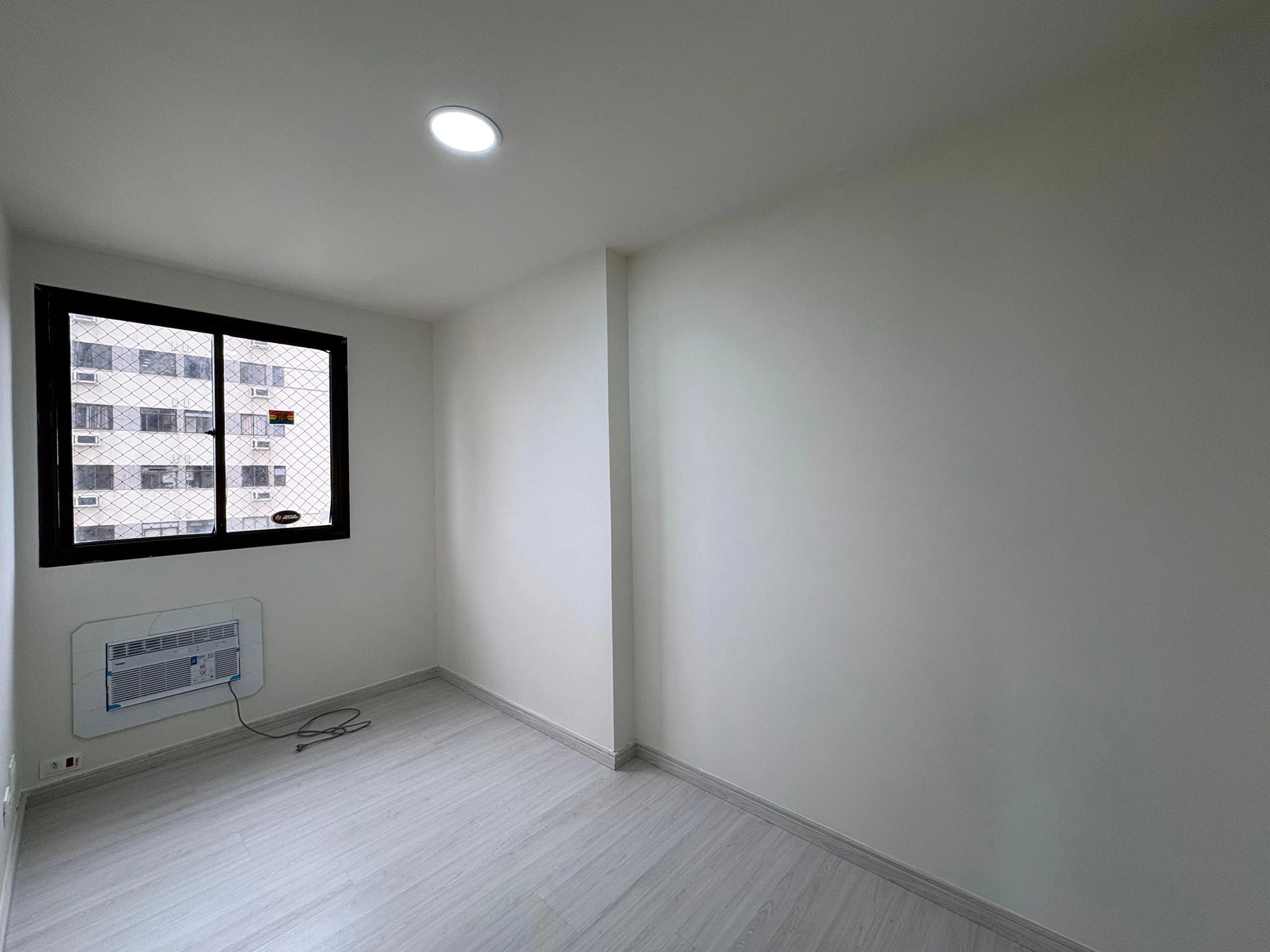2-bedroom apartment with a glass-enclosed balcony — photo 8