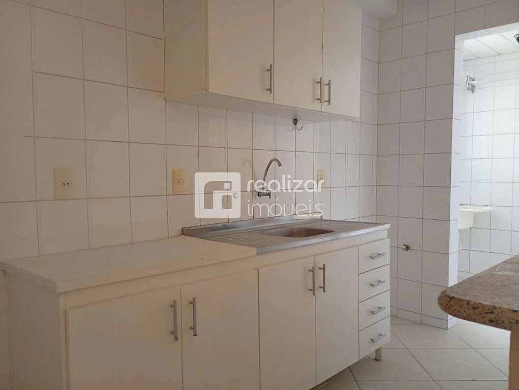 Apartamento de 2 quartos de 74 m² com cozinha fechada