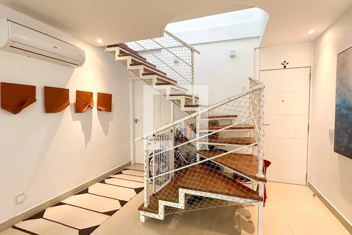 4-bedroom apartment with floor-to-ceiling windows — photo 3