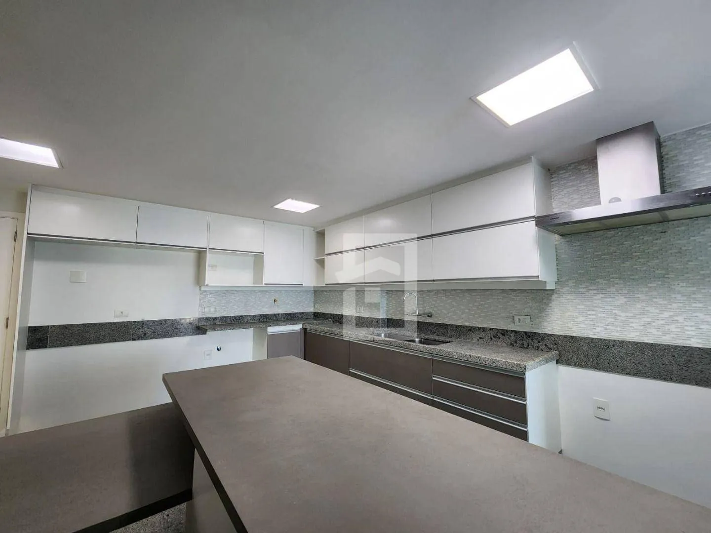 4-bedroom apartment with enclosed balcony and private garden — photo 50