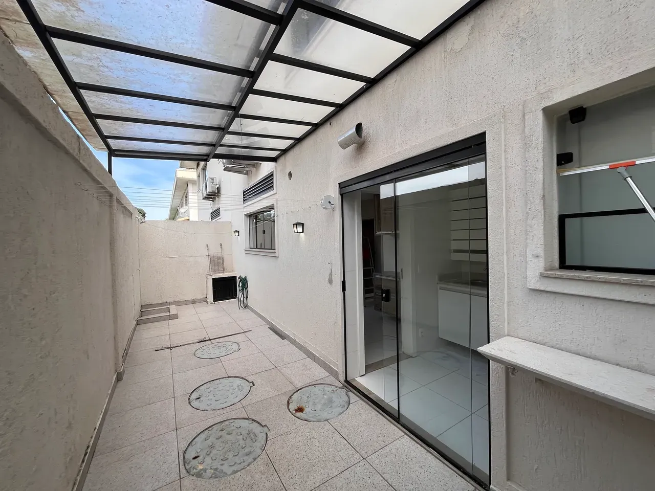 180 m² house with a walk-in closet and a mountain view — photo 25