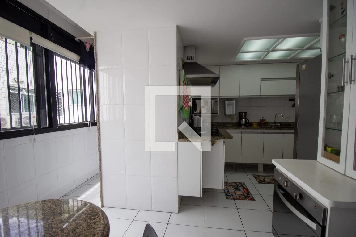 Furnished apartment with 3 en-suite bedrooms — photo 2