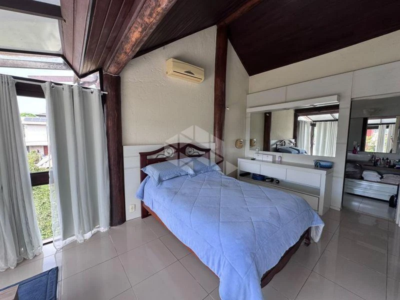 Walk-in closet in a 3-bedroom house, 224 m² — photo 15