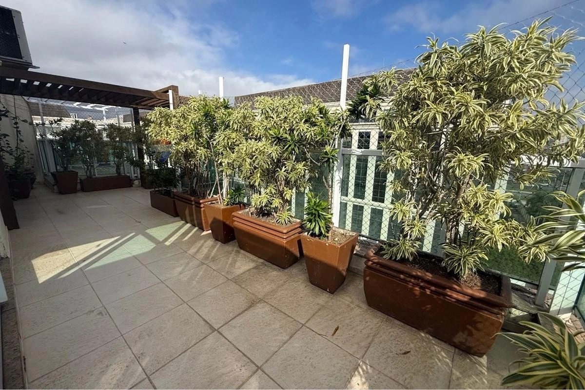 Furnished 4-bedroom apartment with 246 m² — photo 33