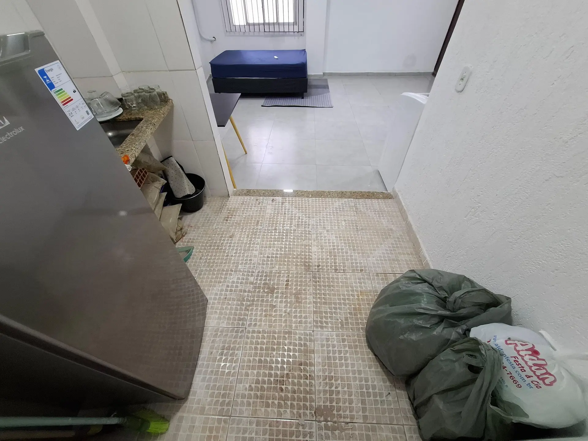1-bedroom apartment with compact kitchenette, no parking — photo 2