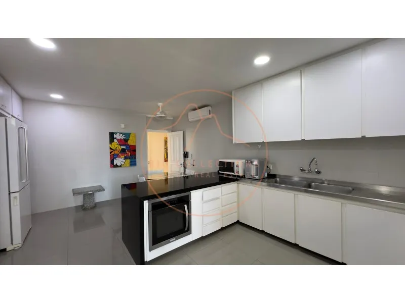 Apartment with 4 bedrooms and 5 bathrooms — photo 41